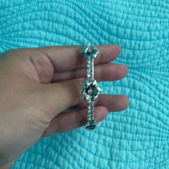 Trifari flower stretch bangle - Picture 4 of 8